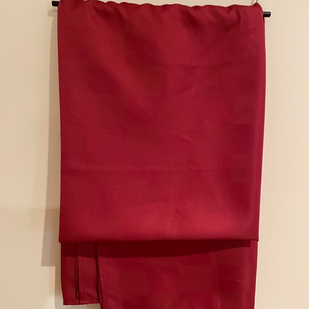 Red tablecloth with 8 matching napkins